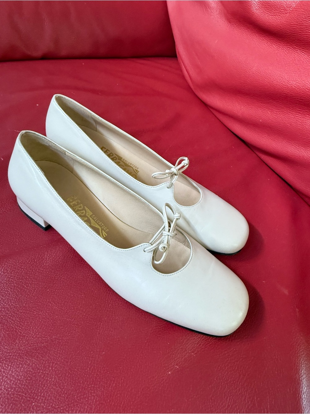 NWT Salvatore Ferragamo Ivory Bow-Trim Leather Flats